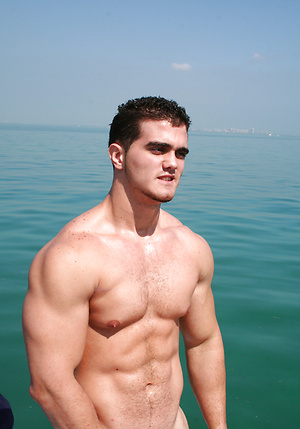 Latin muscle stud Tomm jerking off dick