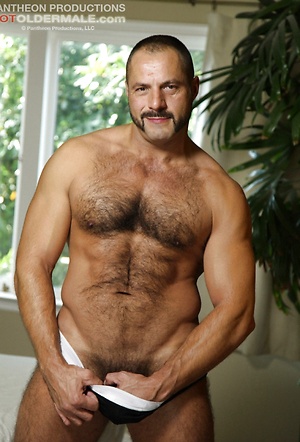 Muscled mature man Arpad Miklos posing naked