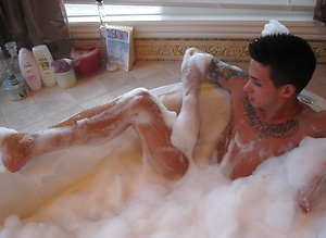 Tattooed amateur invites us in the bubble bath with him to get soapy and jerk off