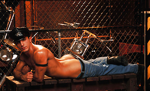 Muscle dude posing naked and shows his cock