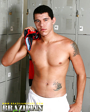 Latin guy Esteban Paes shows his huge cock