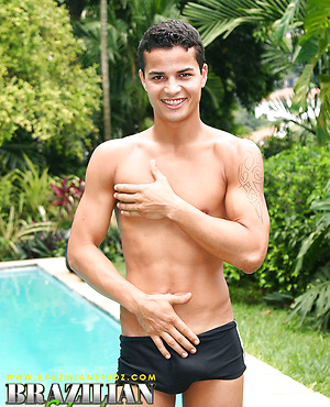 Latin jock Leon Pavia posing naked outdoors
