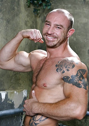 Nice UK guy shows his perfect muscled body