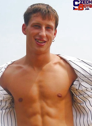 Cute jock shows his sexy ripped body outdoors