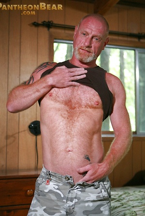 Muscled bear Ben Martin shows his uncut dick