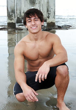 American college stud shows his muscled butt
