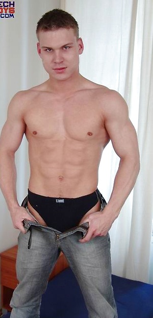 Muscled twink jacking off