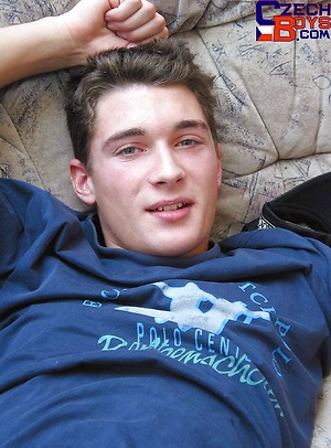 Sexy twink shows his nice body
