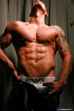 showing his muscles