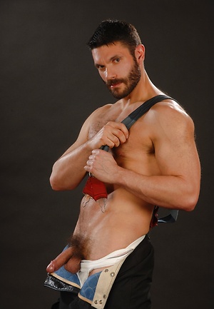 Brunette muscle man Bob Hager