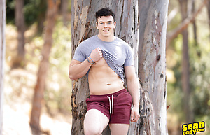 Hunky gay bodybuilder Clark Reid flashes his ass outdoors before posing naked