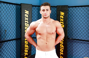 Muscle stud Raoul shows his cock