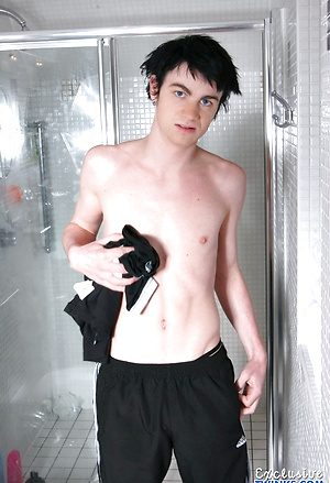 Fit Boy Orlando Bacon Wanks His Dick